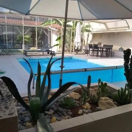 Отель Le Clos Des Amoureux 3*
